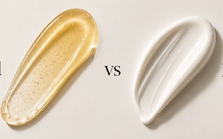 Retinal vs Retinol im Vergleich: goldgelbes Serum neben weißer Creme auf hellem Hintergrund