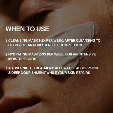 Nahaufnahme des Gesichts einer Person mit Creme auf der Wange. Der Text erklärt die Anwendung von DALUMA 3x MASK DUO: 1-2x pro Woche als Reinigungsmaske, 2-3x pro Woche als Feuchtigkeitsmaske, oder über Nacht als Tiefenpflege.