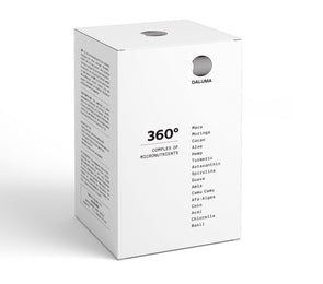 Die weiße, rechteckige DALUMA 360 DAILY ESSENTIALS SUPPLEMENT Box zeigt auf der Vorderseite eine Liste von pflanzlichen Mikronährstoffen wie Maca, Moringa, Kakao, Aloe, Hanf und Kurkuma, die eine natürliche tägliche Ernährung ermöglichen.
