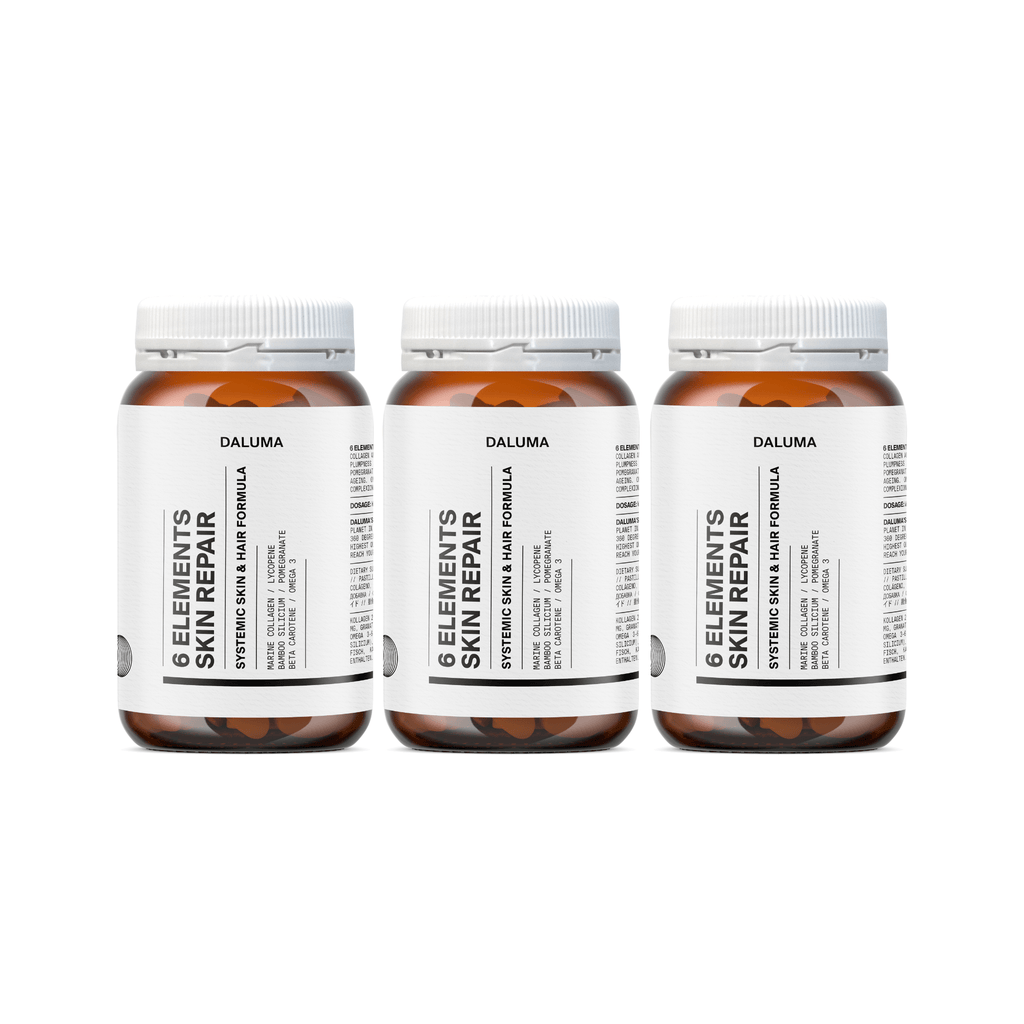 Drei Flaschen des 6 ELEMENTS SUMMER PACK von DALUMA mit weißen Etiketten und braunen Kapseln, die Fisch Kollagenhydrolysat und Granatapfel Extrakt enthalten, sind nebeneinander auf weißem Hintergrund angeordnet.