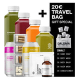 Entdecken Sie das DALUMA BESSERE SAFTKUR PLUS – 5 TAGE-Set: biologisch kaltgepresste Säfte, Getränke, Kombucha-Dosen, Nahrungsergänzungsmittel und Proben. Freuen Sie sich auf eine Reisetasche im Wert von 20 € als Geschenk mit enthaltenen Toilettenartikeln – Details finden Sie neben dem Produkt.