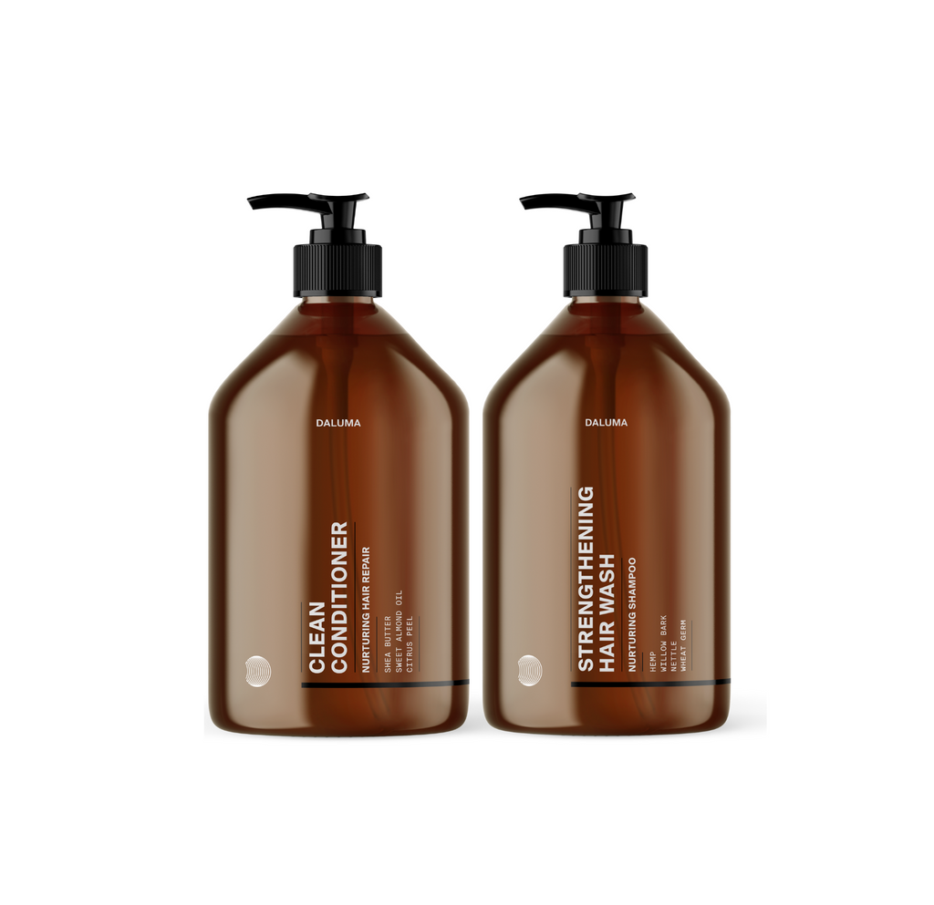 Zwei bernsteinfarbene Pumpflaschen mit der Aufschrift Clean Conditioner und Strengthening Hair Wash von Daluma-shop stehen Seite an Seite - ein perfektes HAIR CARE DUO für Haarwachstum und vegane Haarpflege.