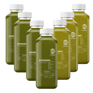 Sechs DALUMA DAILY GREEN JUICE PACKAGE Flaschen mit weißen Verschlüssen stehen in zwei Reihen. Auf den minimalistischen weißen Etiketten steht entweder "Supergreen" oder "Forest". Sie zeigen die grünen Säfte voller Mikronährstoffe für Ihre Daily Greens-Routine.