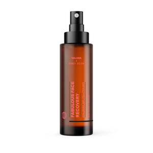 Eine braune, gefrostete Sprühflasche mit der Aufschrift DALUMA FACE RECOVERY MIST GESICHTSSPRAY mit Hyaluronsäure und Anti-Pollution-Formel steht aufrecht mit einem schwarzen Pumpaufsatz auf weißem Hintergrund, entwickelt, um die Gesichtshaut zu schützen.