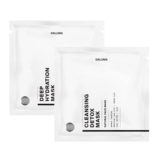 Die DALUMA 3x MASK DUO enthält zwei weiße Beutel mit minimalistischer schwarzer Aufschrift - eine Deep Hydration Mask und eine Cleansing Detox Mask - beide in einem klaren, modernen Design.