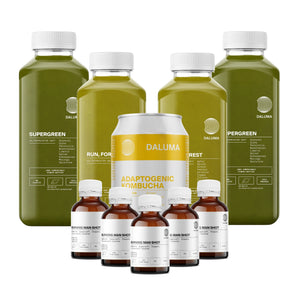 Eine Auswahl an DALUMA-Gesundheitsgetränken, darunter die Flaschen von GREEN JUICE SAFTKUR 5 TAGE, ist übersichtlich vor einem weißen Hintergrund angeordnet.