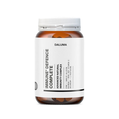 Eine braune Flasche mit einer weißen Kappe mit der Aufschrift IMMUN DEFENCE COMPLETE von DALUMA, die einen fortschrittlichen natürlichen Immunitätskomplex mit Inhaltsstoffen wie Allicin zur Unterstützung der Immunabwehr enthält.