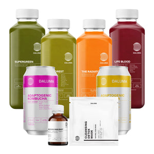 Ein Set von DALUMA BESSERE SAFTKUR 7 TAGE Wellness-Produkten - vier Saftflaschen, zwei Dosen, eine braune Shot-Flasche aus Glas und eine weiße Packung mit einer Reinigungs- und Entgiftungsmaske - angeordnet auf einem weißen Hintergrund.