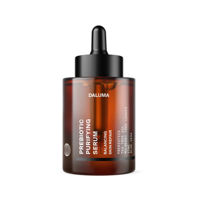 Eine Tropfflasche aus braunem Glas mit der Aufschrift DALUMA PREBIOTIC PURIFYING GESICHTSSERUM ist mit weißem Text versehen, der "Hautbarriere-stärkende und Unreinheiten reduzierende Eigenschaften" hervorhebt, und wird mit einem schwarzen Tropfverschluss geliefert.