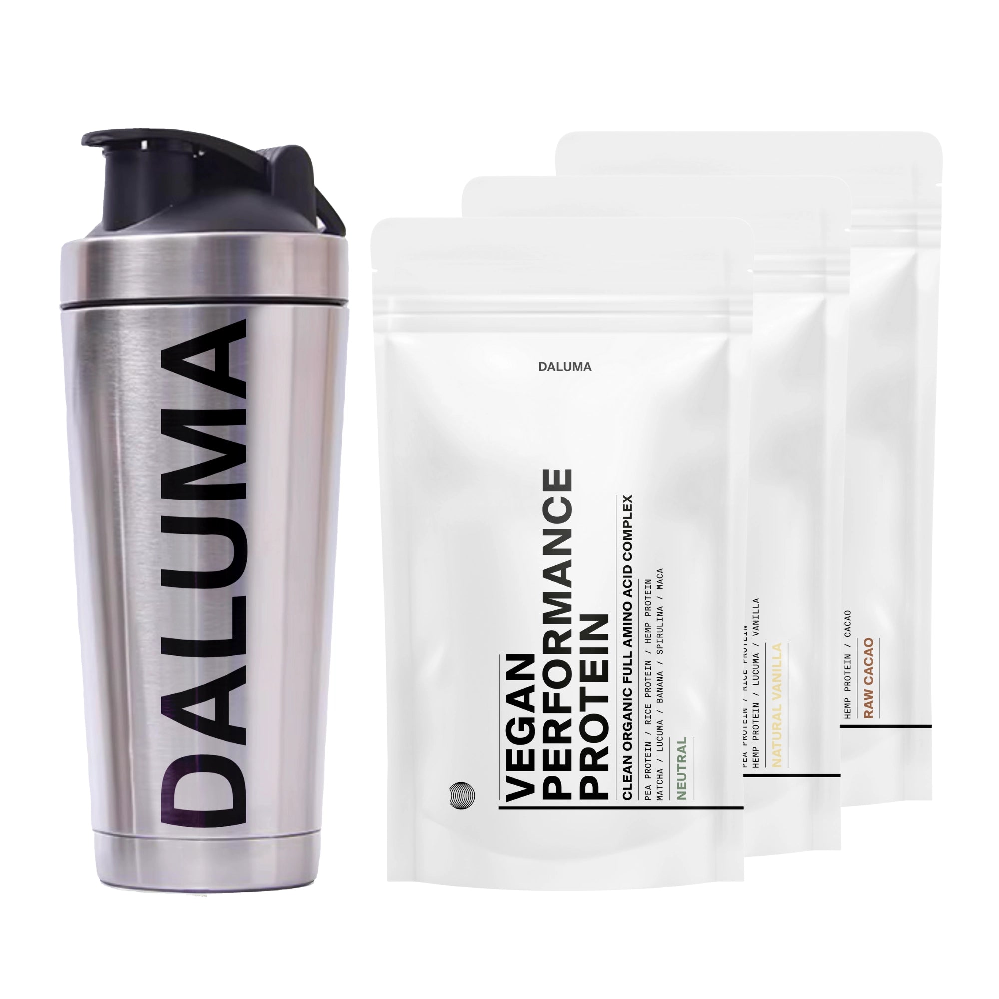 Eine DALUMA Edelstahl-Shakerflasche steht neben drei weißen Beuteln des VEGAN PERFORMANCE PROTEIN STARTER PACK mit schwarzem Text, der pflanzliches Eiweiß für einen effektiven Muskelaufbau hervorhebt, auf einem schlichten weißen Hintergrund.