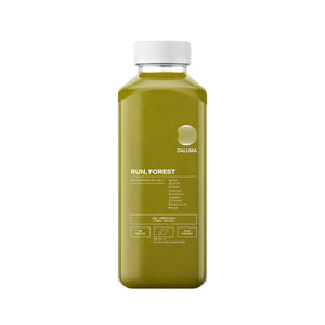 Der DALUMA RUN, FOREST GREEN JUICE 6 PACK enthält klare Flaschen mit weißem Deckel, die jeweils grünen Saft aus Apfel, Gurke, Spinat, Sellerie, Zitrone, Ingwer, Petersilie und Fenchel im Kaltpressverfahren enthalten.