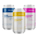 Es werden drei Getränkedosen aus dem DALUMA KOMBUCHA & ENERGY DISCOVERY SET gezeigt: Clean Caffeine BCAA (blau), Adaptogenic Kombucha (gelb) und Adaptogenic Kombucha (rosa). Jede Dose hebt wichtige Inhaltsstoffe wie Adaptogene und rohes Kombucha hervor und ist mit Symbolen für „vegan“, „natürlich“ und „kalorienarm“ versehen, wobei die Vorteile der probiotischen Kulturen besonders hervorgehoben werden.