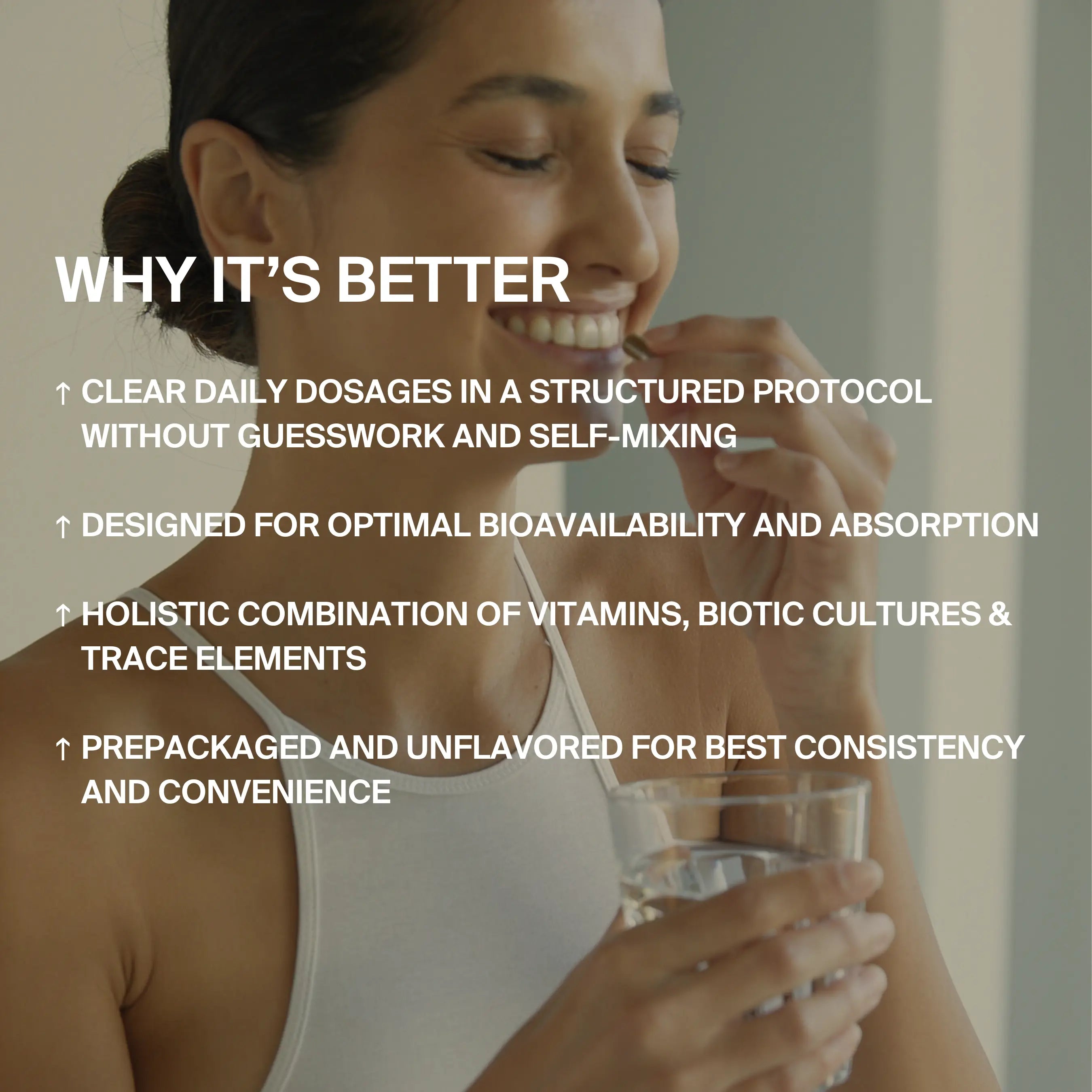 Eine Frau lächelt und hält eine Pille und ein Glas Wasser in der Hand. Der eingeblendete Text hebt das DALUMA Holistic Health Supplement Protokoll hervor: klare Routine, optimale Absorption, ganzheitliche Nährstoffe und praktische vorverpackte Tagespackung.