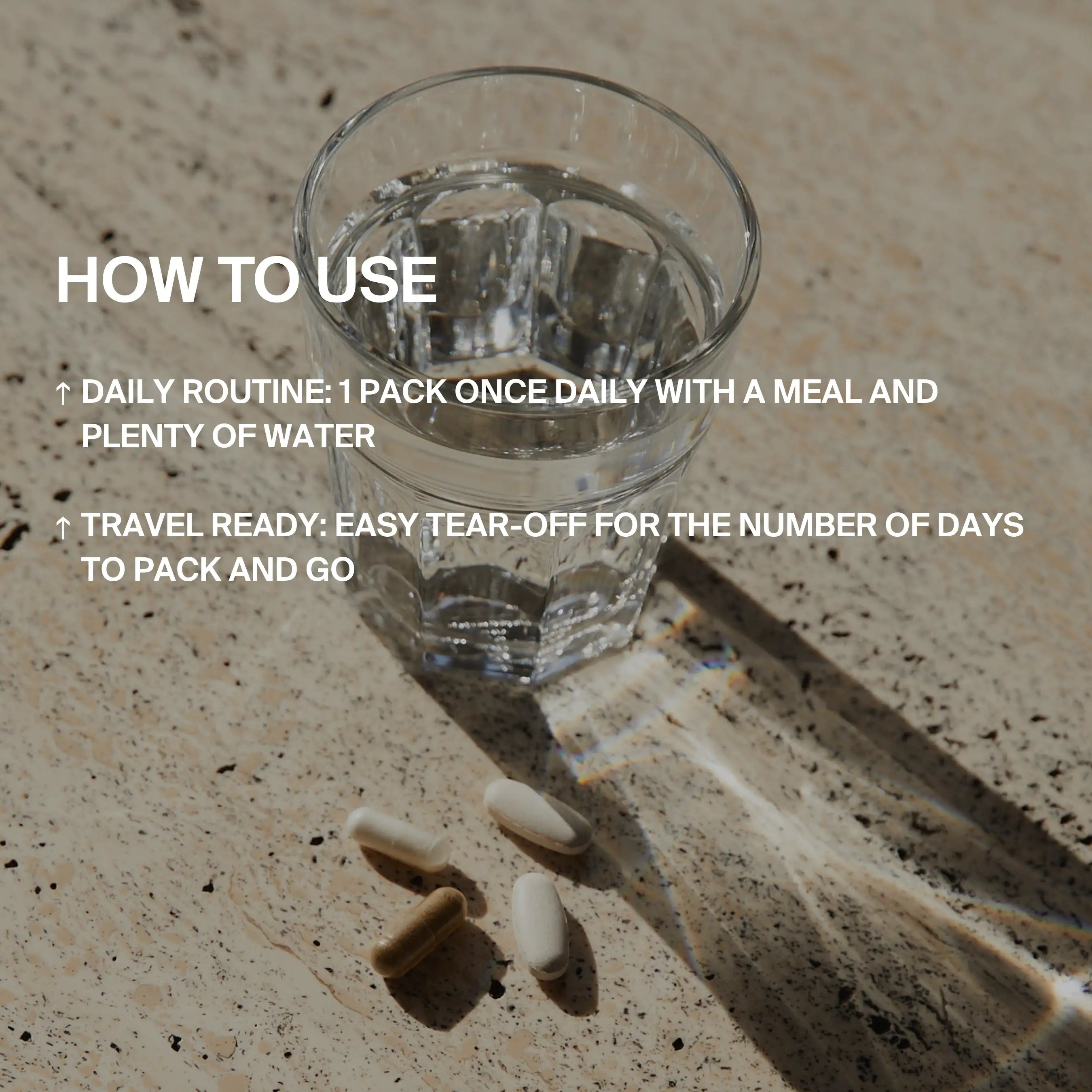 Ein Glas Wasser und Tabletten stehen auf einer sonnenbeschienenen Fläche. Der eingeblendete Text enthält Anweisungen und Reisetipps für die tägliche Routine mit dem DALUMA Holistic Health Supplement Protokoll.