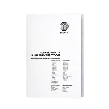 Eine weiße Mappe mit der Aufschrift Holistic Health Supplement Protokoll mit dem DALUMA-Logo und einer Liste der täglichen Nahrungsergänzungsmittel in schwarzer Schrift auf der Vorderseite.
