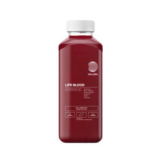 Eine klare Kunststoffflasche mit weißem Verschluss enthält DALUMA LIFE BLOOD POWER SAFT, einen dunkelroten Saft mit Spinat, Roter Bete, Karotte, Apfel, Zitrone und Cayenne; erhältlich als 6er-Pack.