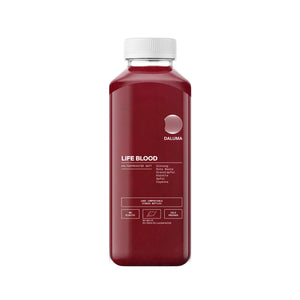 Eine klare Kunststoffflasche mit weißem Verschluss enthält DALUMA LIFE BLOOD POWER SAFT, einen dunkelroten Saft mit Spinat, Roter Bete, Karotte, Apfel, Zitrone und Cayenne; erhältlich als 6er-Pack.