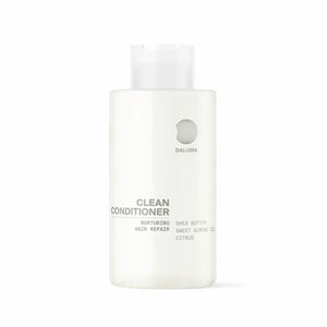 Die minimalistische weiße Flasche des DALUMA CLEAN HAIR CONDITIONER wirbt für seine nährende Repair-Formel mit Sheabutter, Süßmandelöl und Zitrusfrüchten für die feuchtigkeitsspendende Pflege von strapaziertem Haar.