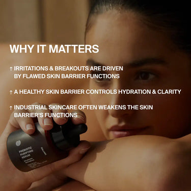 Eine Frau hält die Flasche DALUMA PREBIOTIC PURIFYING GESICHTSSERUM in der Hand, auf der erklärt wird, wie probiotische Bakterienkulturen die Hautbarriere stärken und Unreinheiten, Trockenheit sowie Trübheit reduzieren.