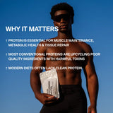 Ein fitter Mann mit Sonnenbrille hält einen DALUMA VEGAN PERFORMANCE PROTEIN STARTER PACK-Beutel vor einem blauen Himmel. Der Text hebt pflanzliches Protein und optimales Aminosäureprofil für Muskelaufbau und gesunde Ernährung hervor.