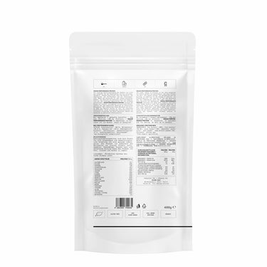 Ein weißer, wiederverschließbarer Beutel mit DALUMA VEGANES PERFORMANCE PROTEIN KAKAO (480 g) steht aufrecht und zeigt seine Rückseite mit dichtem schwarzem Text - Inhaltsstoffe, Nährwertangaben und Symbole - auf einem weißen Etikett für vegane Ernährung.
