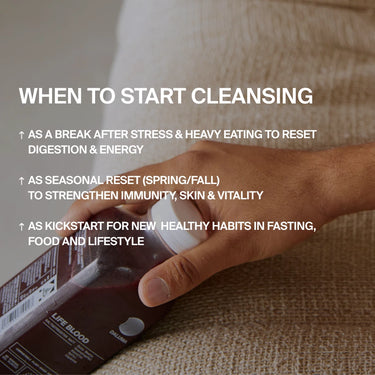 Eine Hand hält den 1 TAG SAFTFASTEN RESET Flaschensaft von DALUMA durch beigen Stoff. Der eingeblendete Text empfiehlt eine Reinigung nach Stress, zu bestimmten Jahreszeiten oder als Starthilfe für gesunde Gewohnheiten in den Bereichen Fasten, Ernährung und Lebensstil.