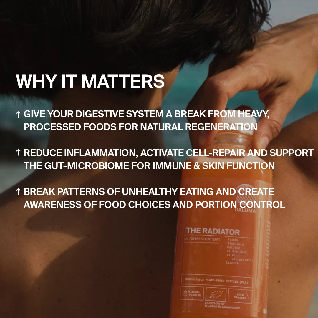 Am Strand hält jemand eine Flasche DALUMA BESSERE SAFTKUR 7 TAGE in der Hand. Der eingeblendete Text hebt die Vorteile natürlicher Lebensmittel und bio-kaltgepresster Säfte hervor: verbesserte Verdauung, geringere Entzündungen und gesündere Ernährungsgewohnheiten.