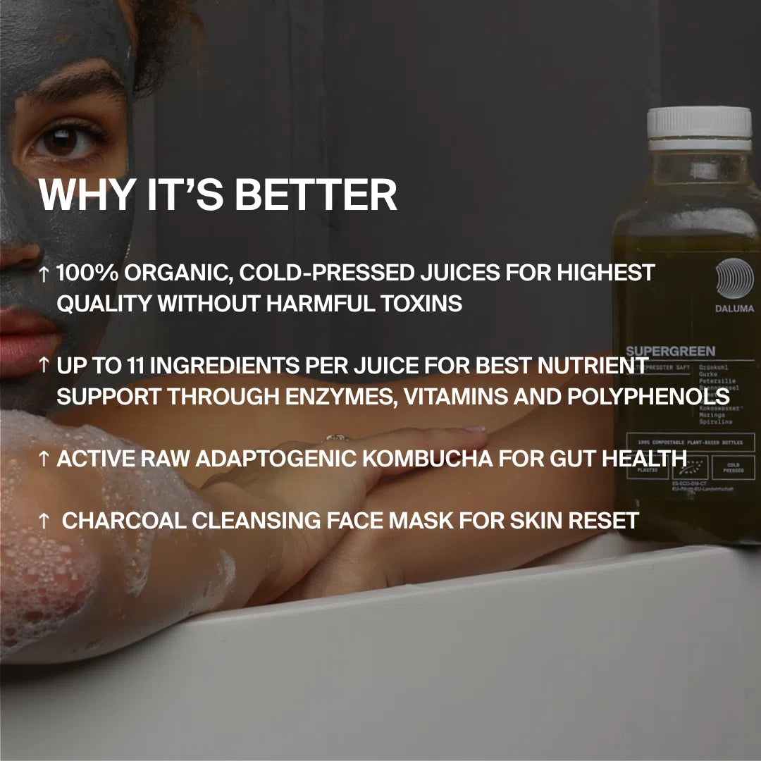 Eine Person mit einer Holzkohle-Gesichtsmaske stützt ihr Kinn auf eine weiße Fläche neben einem grünen DALUMA-Saft. Der Text hebt die Vorteile von BESSERE SAFTKUR 7 TAGE, Juice Cleanse Optionen, Kombucha und der entgiftenden Holzkohlemaske hervor.