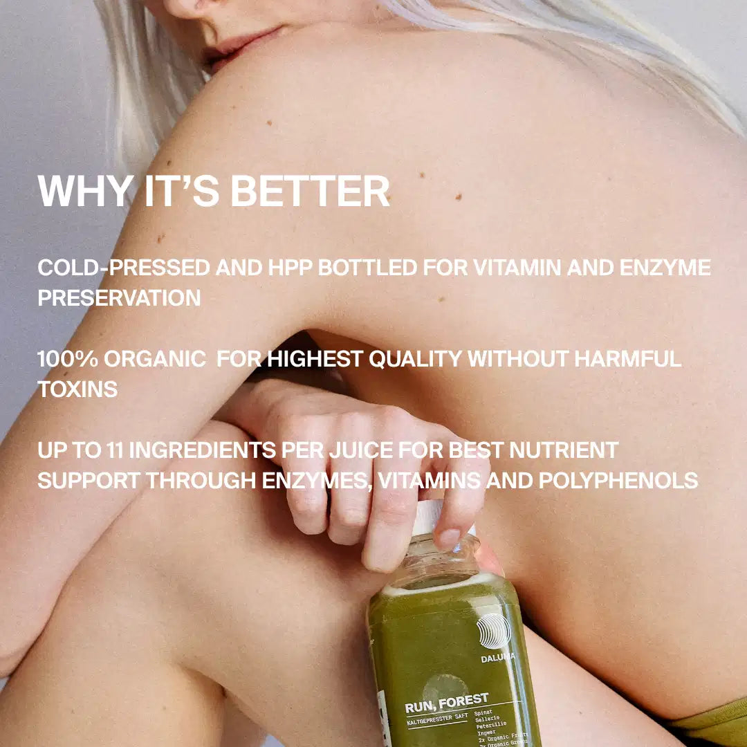 Eine Person mit langem, hellem Haar sitzt teilweise nackt da und hält ein DALUMA RUN, FOREST GREEN JUICE 6 PACK. Der eingeblendete Text hebt die Bio-Zutaten, die Erhaltung der Nährstoffe durch Kaltpressverfahren und die Vorteile des Saftes hervor.