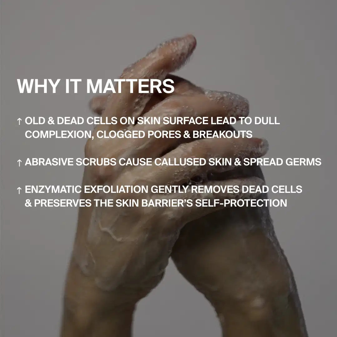 Zwei in Seifenschaum verschränkte Hände mit einem Text, der hervorhebt, dass DALUMA FOREST SEED GEL PEELING HANDSEIFE ein sanftes Peeling mit Aprikosensamen durchführt und dabei harte Peelings für eine gesündere Haut vermeidet.