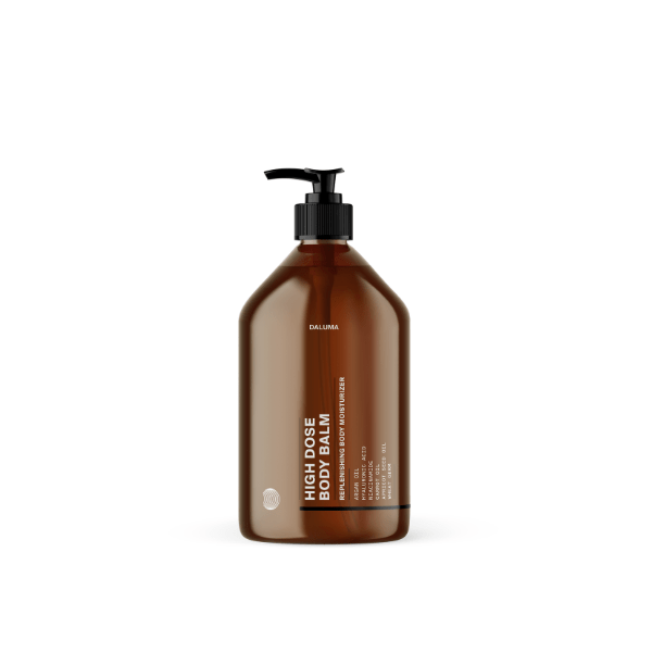 Eine braune Pumpflasche mit der Aufschrift DALUMA HIGH DOSE BODY BALM steht aufrecht auf einem weißen Hintergrund; sie enthält Arganöl, das die Hautbarriere stärkt und Falten reduziert.