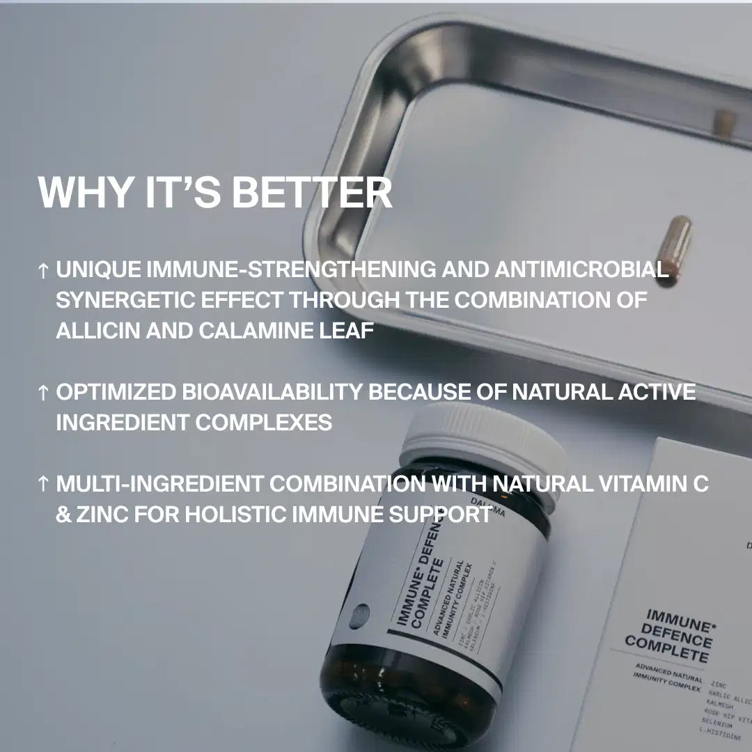 Eine Flasche mit der Aufschrift DEFENCE DUO von DALUMA steht auf einem Klemmbrett neben einem Metalltablett. Der Text hebt die immunstärkenden, antimikrobiellen und vielseitigen Vorteile von Allicin zur umfassenden Unterstützung der Immunabwehr hervor.