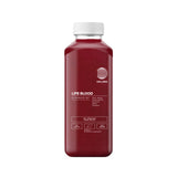 Eine klare Plastikflasche mit weißem Verschluss enthält DALUMA LIFE BLOOD POWER SAFT 6 PACK, einen dunkelroten, kaltgepressten Saft mit Roter Bete, Apfel, Ingwer, Zitrone und Cayenne. Das minimalistische Etikett zeigt einfache weiße Grafiken und Text.