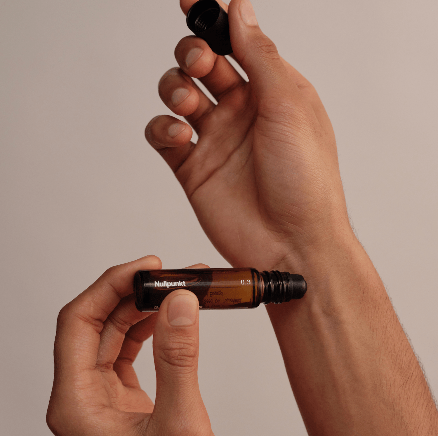 In der Hand hält er einen Braunglas-Roller mit der Aufschrift 