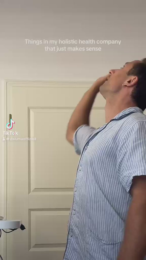 Eine Person im gestreiften Schlafanzug steht in einem Raum, neigt den Kopf zurück und hebt den rechten Arm zum Mund. Der Text darüber lautet: "Dinge in meinem ganzheitlichen Gesundheitsunternehmen, die einfach Sinn machen.