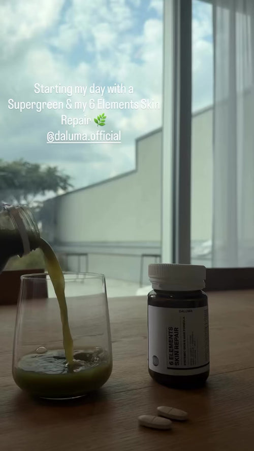Ein Glas mit grünem Getränk wird neben einer Flasche mit der Aufschrift 6 Elements Skin Repair und zwei weißen Tabletten auf einem Tisch eingeschenkt. Ein Fenster zeigt einen bewölkten Himmel und Bäume draußen. Textüberlagerungen beschreiben eine morgendliche Routine.