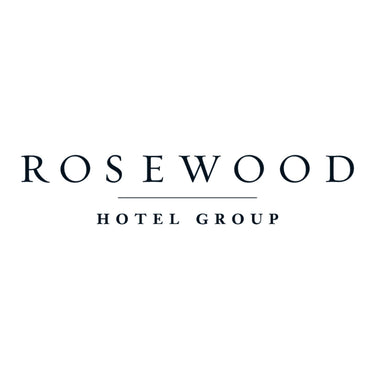 Das Bild zeigt das Logo der Rosewood Hotel Group mit ROSEWOOD in großen, eleganten Buchstaben über einer horizontalen Linie und HOTEL GROUP in kleineren Buchstaben darunter, alles auf einem weißen Hintergrund.