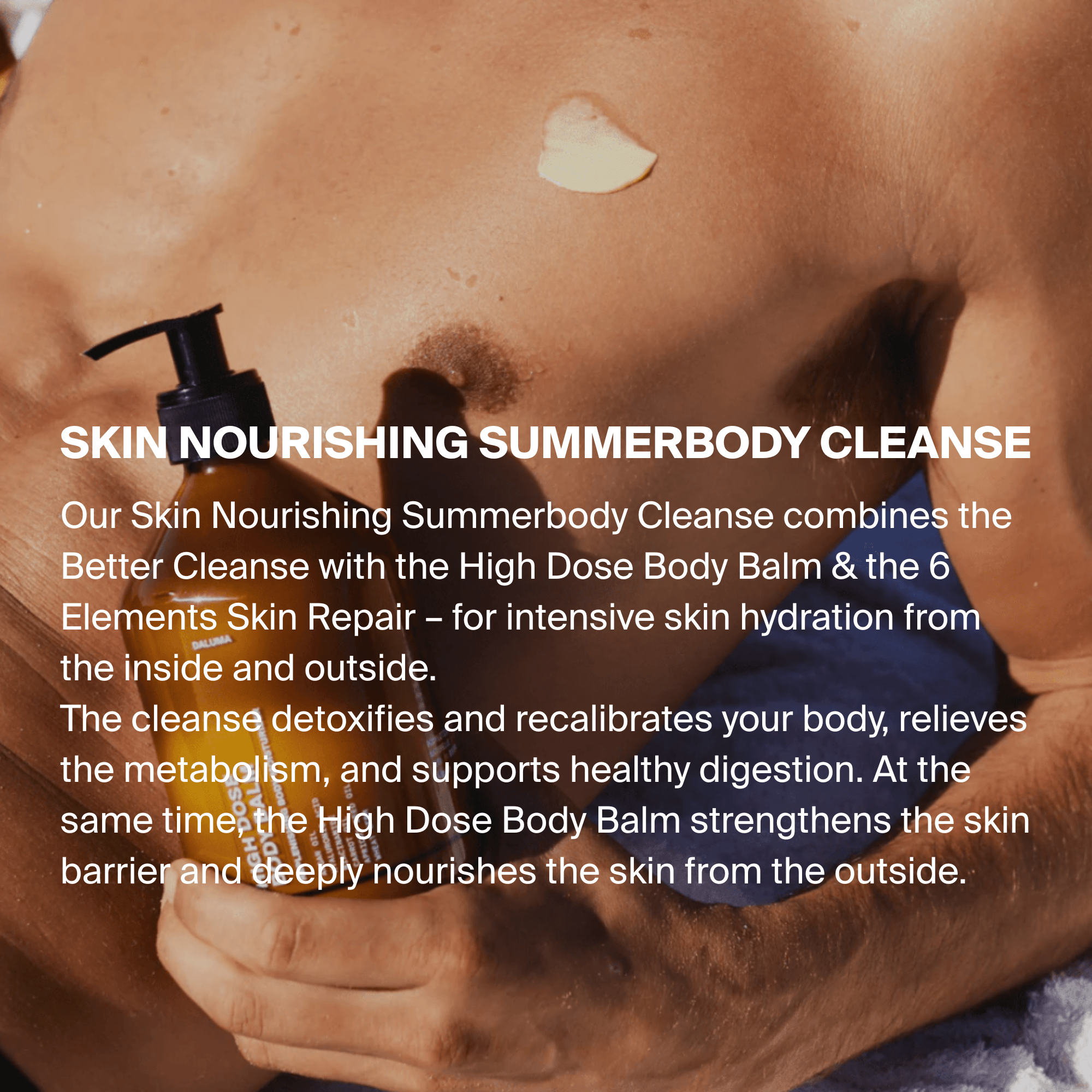 Eine Person trägt eine cremige Lotion auf ihren nackten Bauch auf und hält dabei eine schwarze Pumpflasche. Der weiße Text hebt das SKIN NOURISHING SUMMERBODY CLEANSE - 3 TAGE von DALUMA mit Kombucha- und Saftkur-Vorteilen hervor.