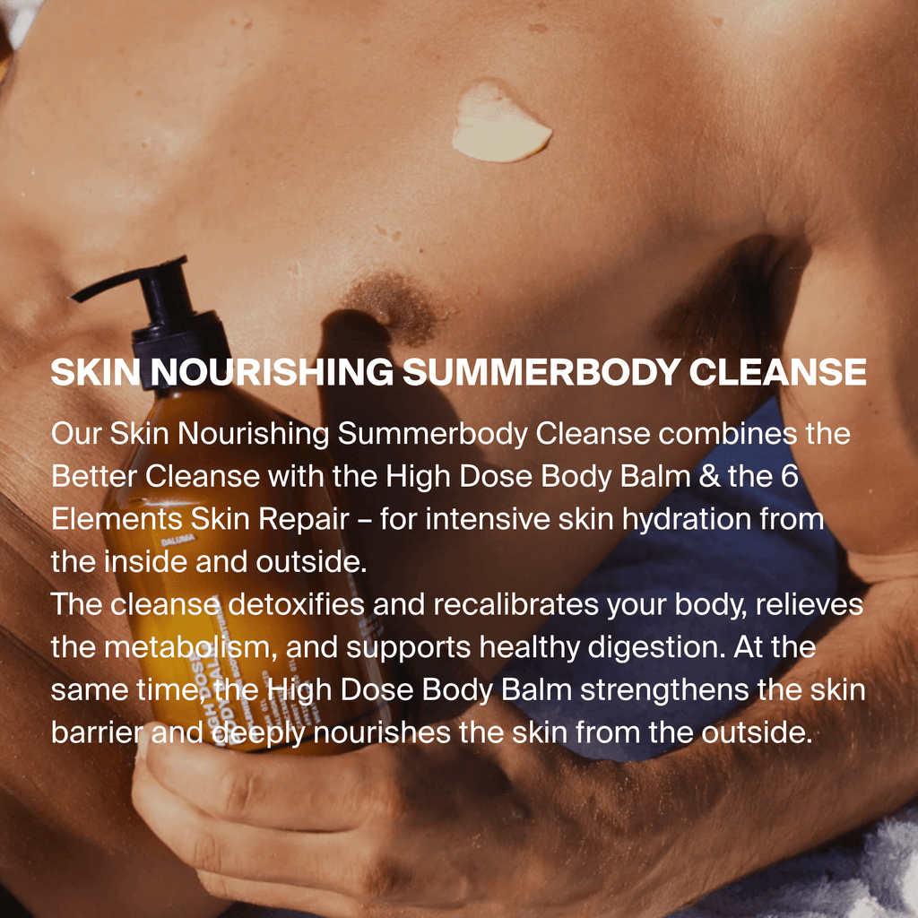 Eine Person trägt eine cremige Lotion auf ihren nackten Bauch auf und hält dabei eine schwarze Pumpflasche. Der weiße Text hebt das SKIN NOURISHING SUMMERBODY CLEANSE - 3 TAGE von DALUMA mit Kombucha- und Saftkur-Vorteilen hervor.