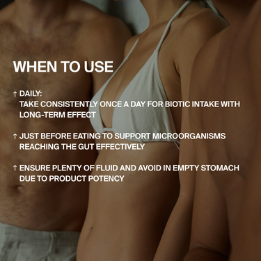 Drei Personen in Badeanzügen stehen dicht beieinander. Der eingeblendete Text hebt DALUMA SYM-BIOTIC 23/100 BILLION DARMBAKTERIEN DOUBLE hervor - ideal für die tägliche Einnahme, am besten vor den Mahlzeiten und mit viel Flüssigkeit für optimale Ergebnisse.