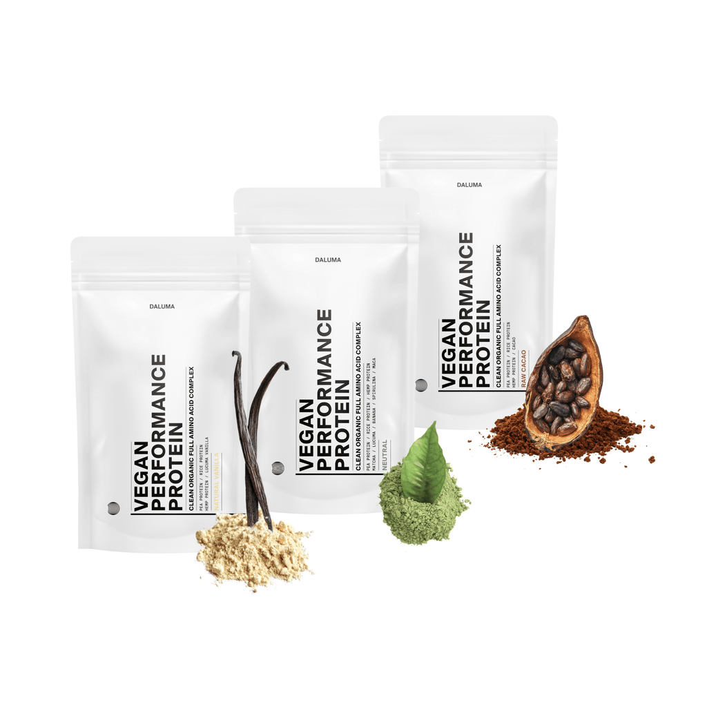 Abgebildet sind drei aufrecht stehende DALUMA VEGANES PERFORMANCE PROTEIN ALL FLAVORS Beutel, beschriftet als pflanzliche Proteinquelle mit ausgewogenem Aminosäureprofil. Vorne: Vanilleschoten mit Pulver, grünes Pulver auf einem Blatt, und eine Kakaoschote.