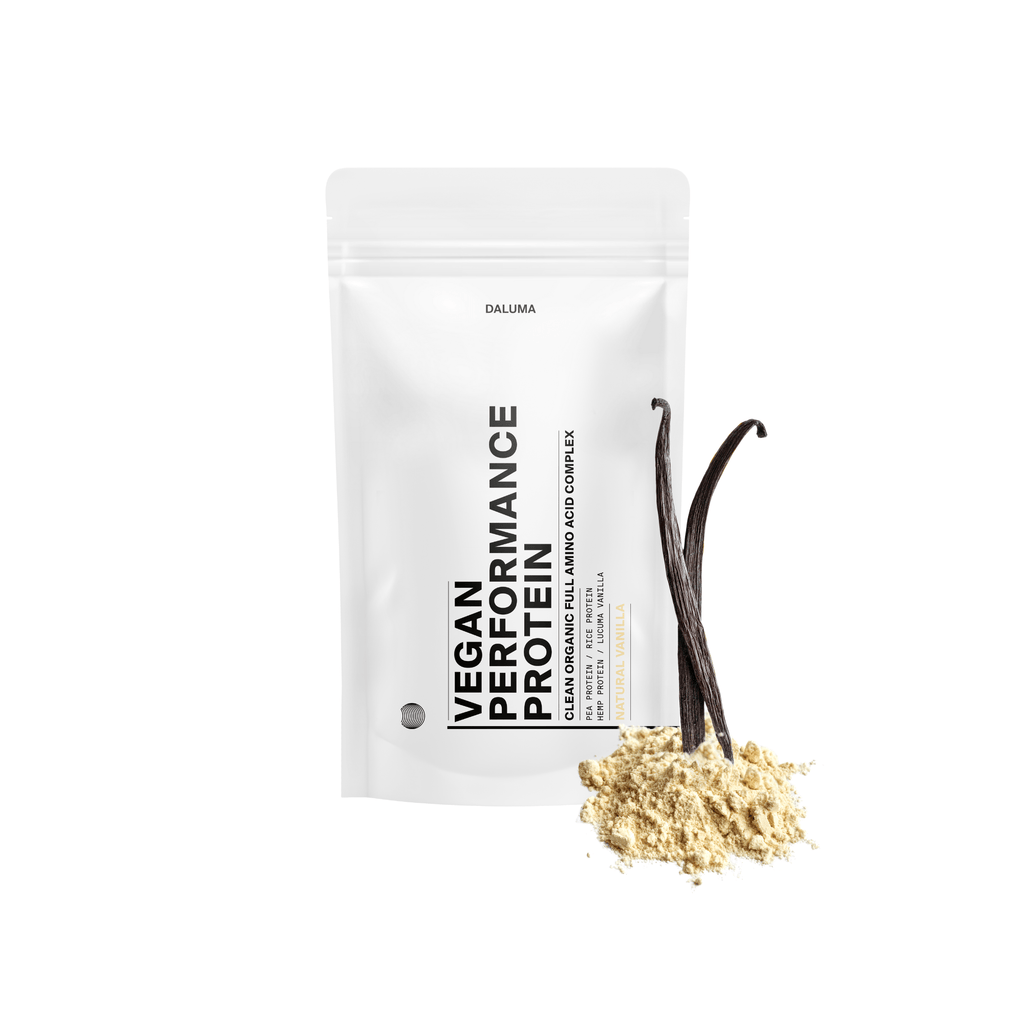 Ein weißer VEGANES PERFORMANCE PROTEIN VANILLE-Beutel von DALUMA steht aufrecht, flankiert von zwei Vanilleschoten und einem Haufen pflanzlicher Proteine. Sein minimalistisches Design betont die hochwertige Vanillemischung.