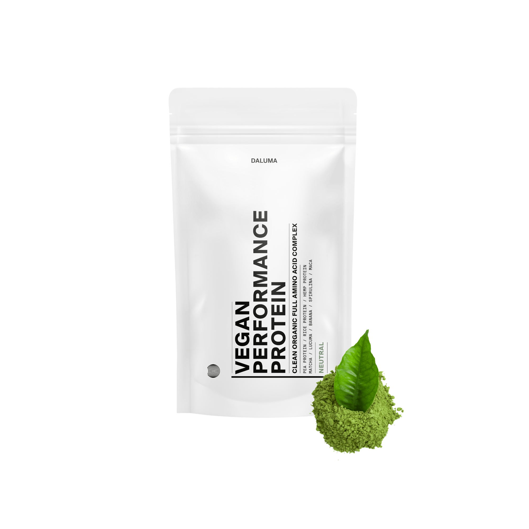 Ein weißer Beutel mit DALUMA VEGANES PERFORMANCE PROTEIN NEUTRAL steht aufrecht auf einem weißen Hintergrund, mit grünem Pulver und einem Blatt daneben, das dieses pflanzliche Protein als neutrales Premium-Proteinpulver hervorhebt.