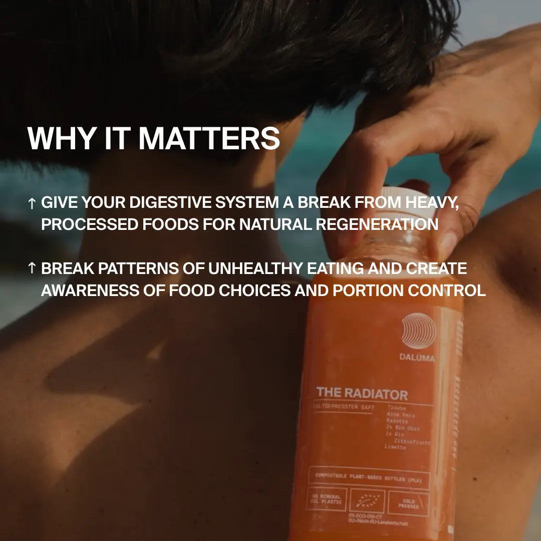 Eine Person trägt am Strand Sonnenschutzmittel auf. Der eingeblendete Text hebt die Vorteile einer achtsamen Ernährung und einer gesunden Verdauung hervor und empfiehlt eine DALUMA BESSERE SAFTKUR PLUS - 3 TAGE mit bio-kaltgepressten Säften für einen frischen Start.